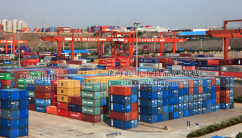 集裝箱舉升機(jī)使用場(chǎng)景圖一集裝箱堆場(chǎng)